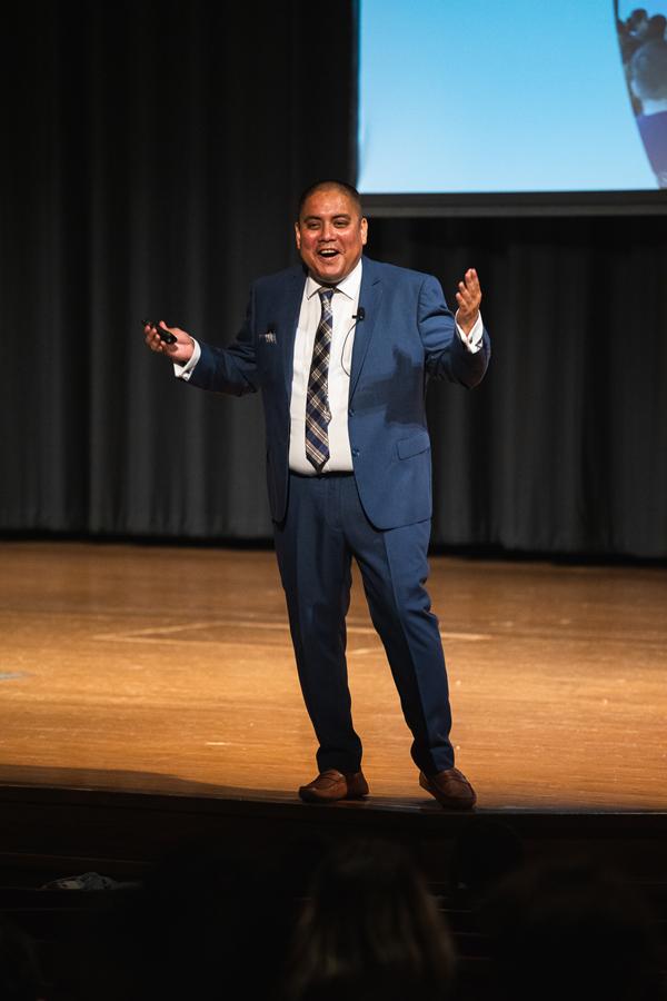 jaime Carias, civic engagement coordinator at the University of Southern California, gave a keynote speech at the Back to School 社区 Picnic.