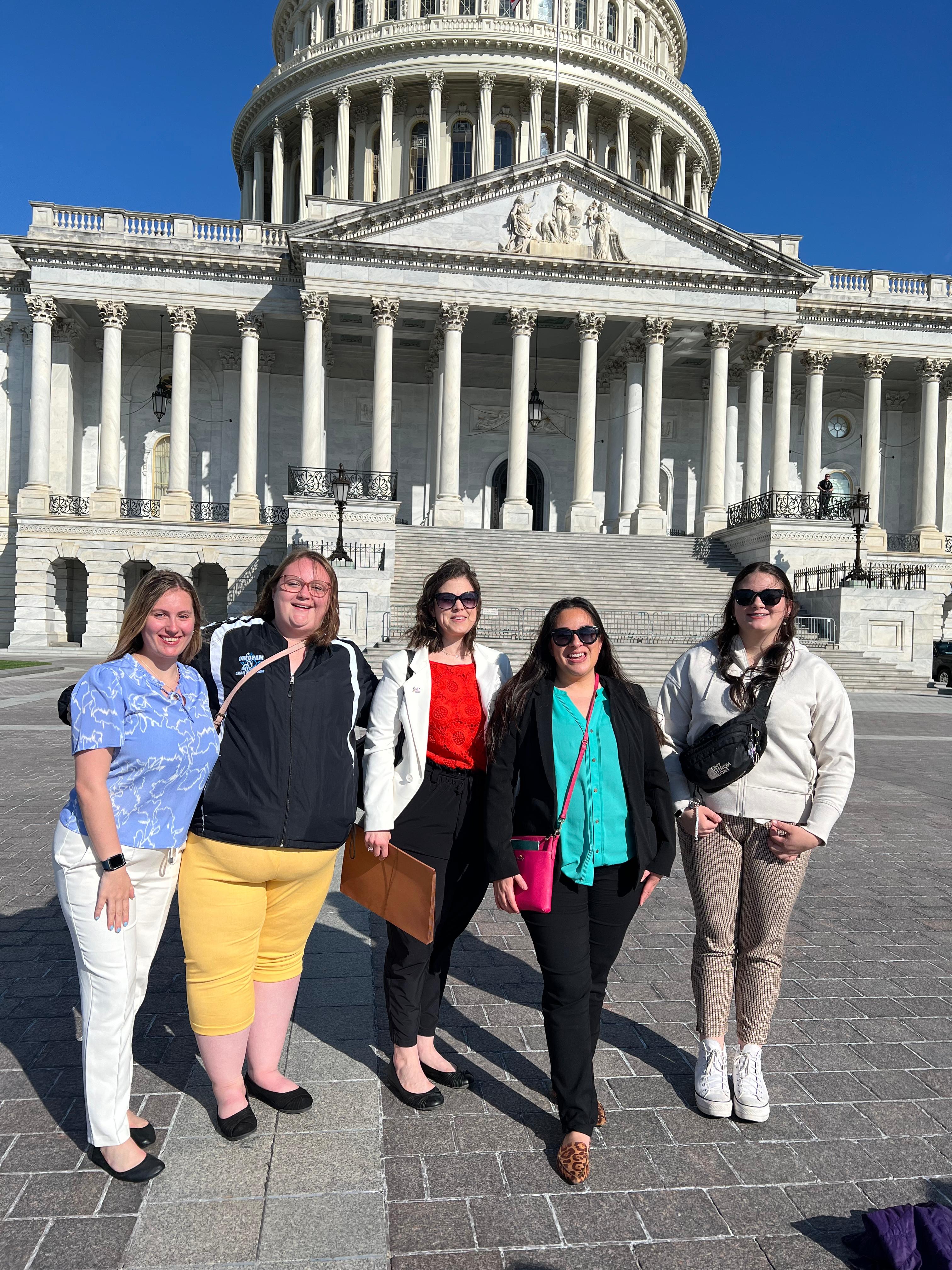 executive director of academic support services at 澳门威尼斯人网址 Beth Jacobson, and two 澳门威尼斯人网址 students pose for a photo outside the U.S. Capitol Building 